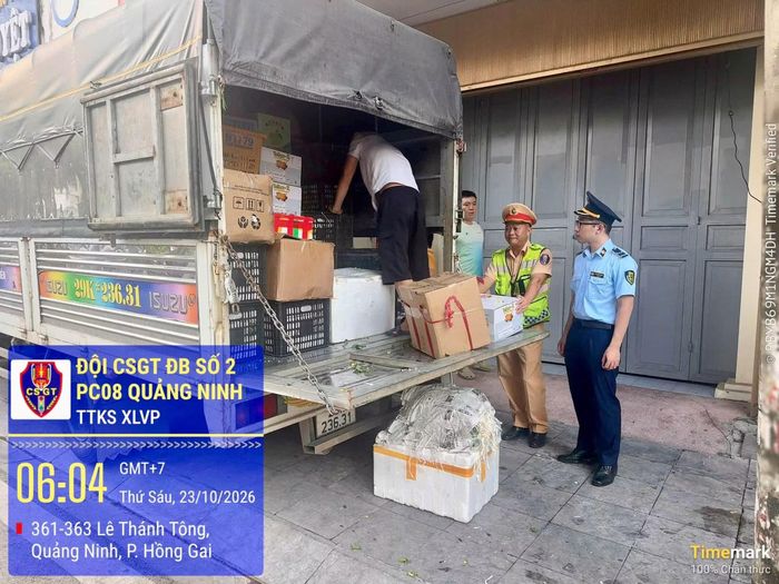 Lực lượng Cảnh sát giao thông phối hợp với Quản lý thị trường kiểm tra số hoa quả chưa rõ nguồn gốc vận chuyển trên xe tải.