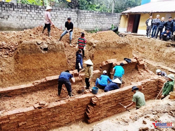 Các nhà khảo cổ, chuyên gia khai quật mộ gạch Gia Thủy năm 2020. Ảnh: Bảo tàng cung cấp.