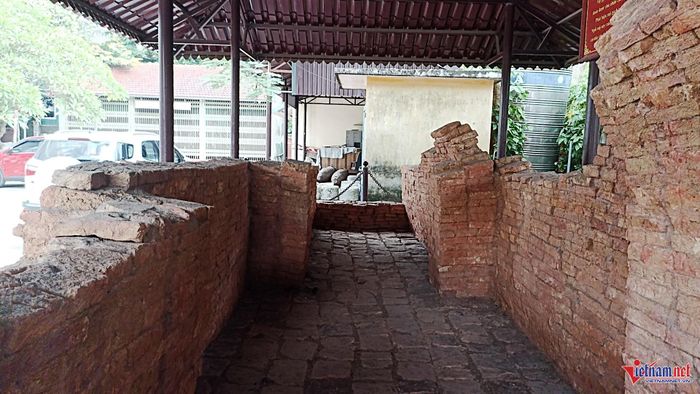 Khai quật mộ xác định đã nhiều lần bị xâm phạm do nạn đào trộm đồ và các công trình xây dựng hiện đại.