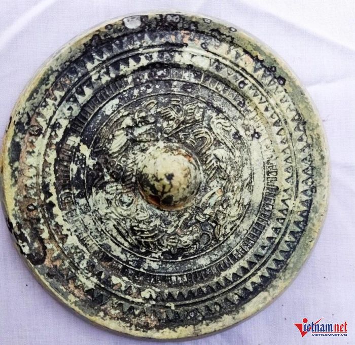 Chiếc gương đồng tùy táng được phát hiện khi khai quật mộ gạch. Ảnh: Bảo tàng cung cấp.