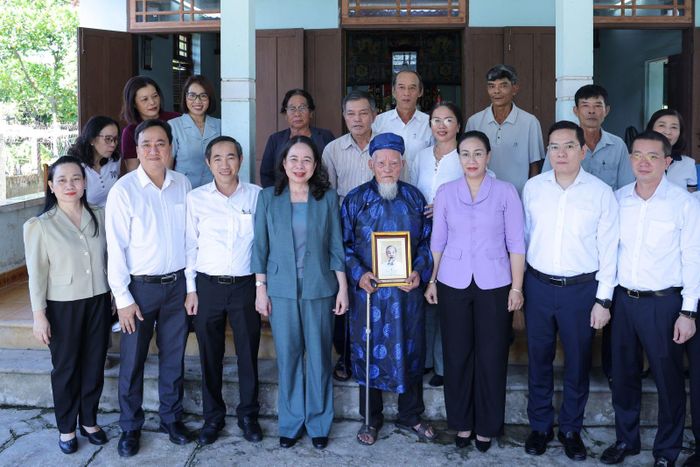 Mới đây, nhân Ngày Quốc tế Người cao tuổi, Phó Chủ tịch nước Võ Thị Ánh Xuân (hàng đầu, thứ 4 từ trái sang) đã đến thăm, chúc thọ cụ Nghiên. Ảnh: Văn phòng Chủ tịch nước