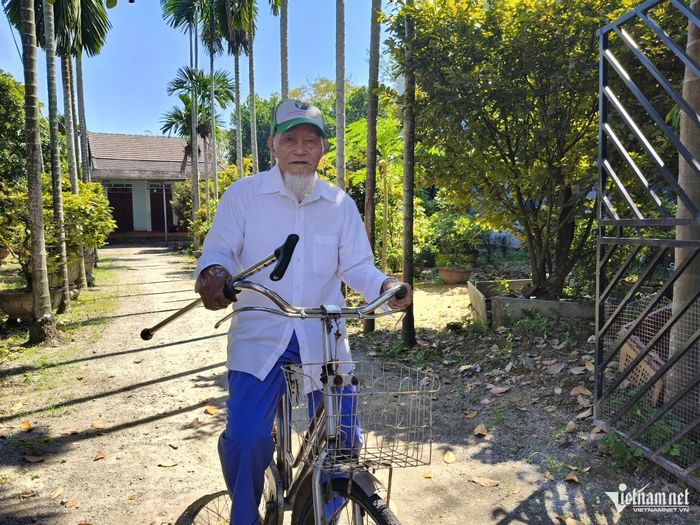 Không chỉ duy trì nếp sống điều độ, cụ Nghiên còn giữ tinh thần vui vẻ, cởi mở