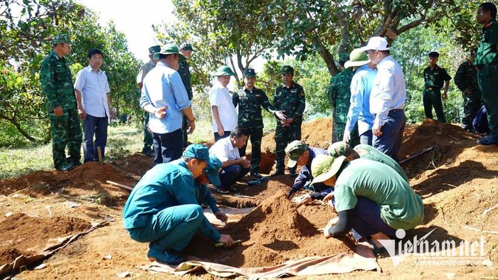 Bên cạnh sự nỗ lực của cán bộ, chiến sĩ, sự đồng hành của đồng bào DTTS tại các thôn, làng đã góp phần quan trọng đưa các liệt sĩ trở về với quê hương. Ảnh: Ngọc Thu