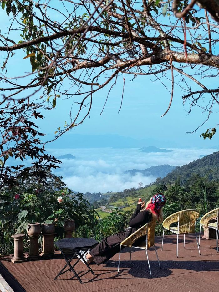 Quỳnh Mai ấn tượng trước không gian trong lành với ruộng bậc thang, biển mây ở bản làng trên cao
