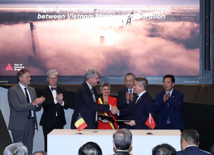 Tổng Bí thư, Chủ tịch nước chứng kiến lễ ký biên bản ghi nhớ giữa Cảng Antwerp và Tổng công ty Hàng hải Việt Nam. Ảnh: TTXVN