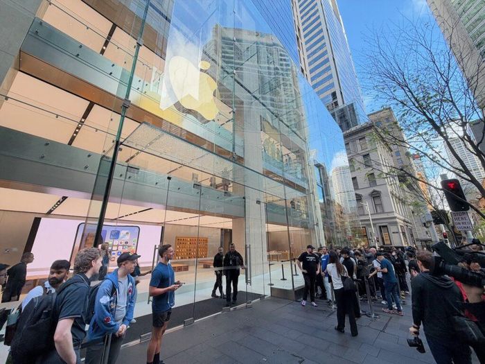 Xếp hàng bên ngoài Apple Store ở Sydney, Australia ngày 23/10. Ảnh: Tech Guide