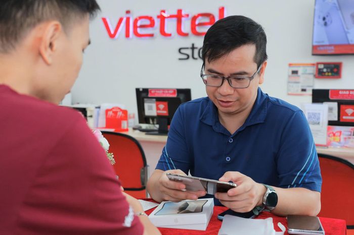 Người dùng Việt Nam đã đặt trước iPhone Duo cũng bắt đầu nhận máy tại các cửa hàng từ 23/10. Ảnh: Minh Khuê