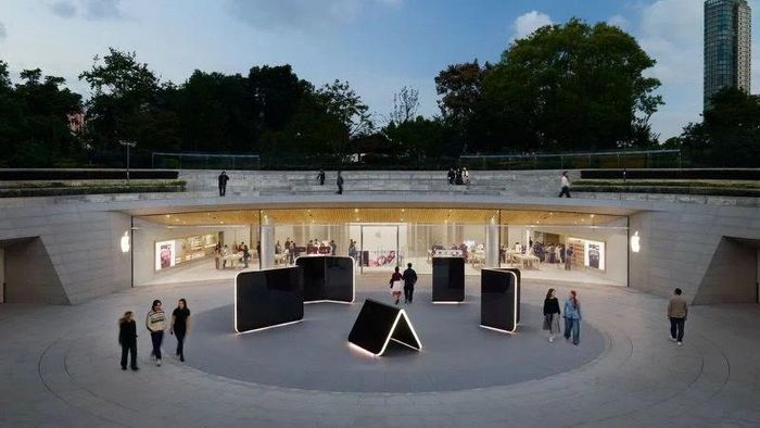Các mô hình iPhone Duo cỡ lớn được đặt trước 4 cửa hàng Apple Store. Ảnh: Apple
