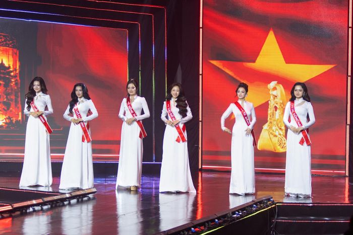Các thí sinh tham gia đồng diễn.