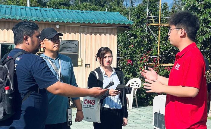 Chủ doanh nghiệp sầu riêng trả lời câu hỏi của báo chí quốc tế.