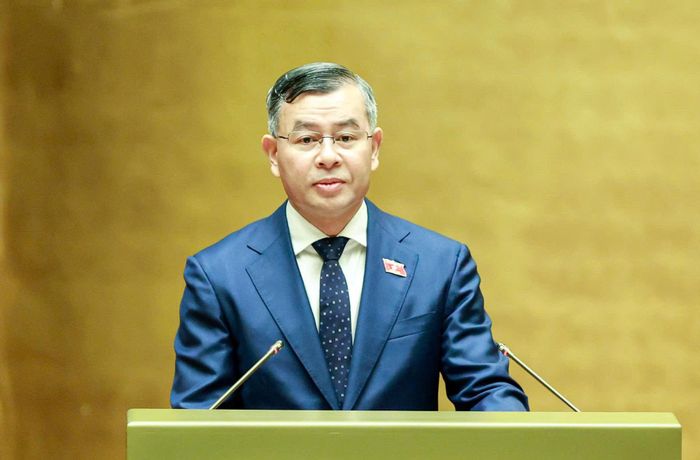 Bộ trưởng Tài chính Ngô Văn Tuấn trình bày tờ trình. Ảnh: PH