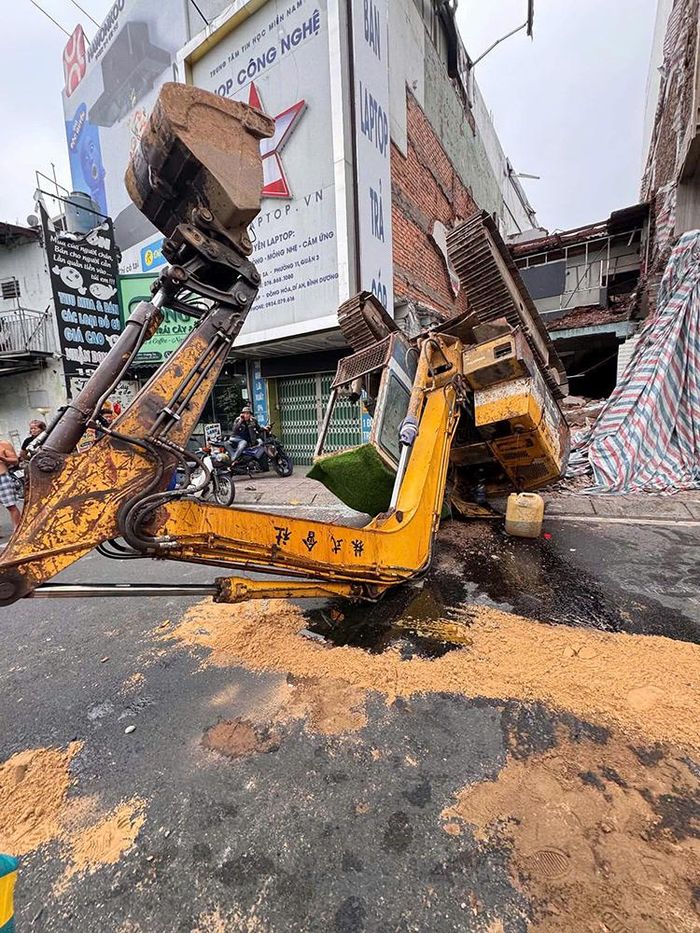 Xe múc bị lật ra đường. Ảnh: Tuấn Kiệt
