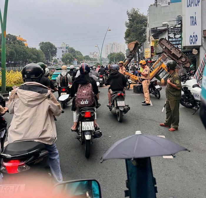 Lực lượng CSGT phối hợp cùng chính quyền địa phương để điều tiết giao thông. Ảnh: Tuấn Kiệt.