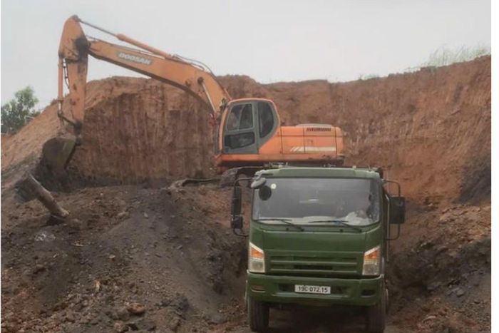 Hình ảnh khai thác đất trái phép của doanh nghiệp. Ảnh: CACC