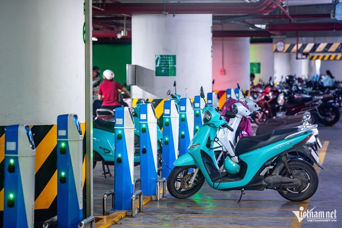 Đối với chung cư hiện hữu, những hạn chế về diện tích tầng hầm, thiết kế công trình và hệ thống điện có thể khiến việc bổ sung hạ tầng sạc gặp khó khăn. Ảnh: Thế Bằng