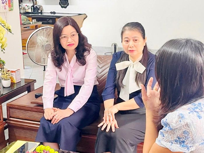 Bà Nguyễn Thị Hạnh, Phó Cục trưởng Cục Nhà giáo và Cán bộ quản lý giáo dục (Bộ GD-ĐT) thăm hỏi, động viên cô giáo. Ảnh: MOET