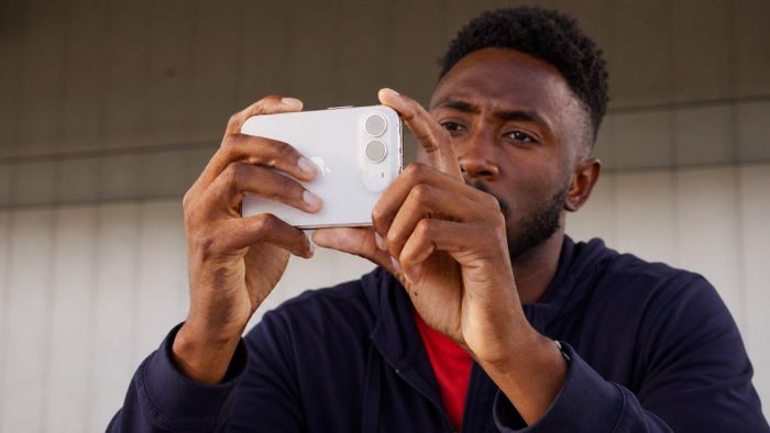 Nhà sáng tạo nội dung Marques Brownlee (MKBHD) xem việc thiếu công nghệ nhận diện khuôn mặt là một trong những sự đánh đổi đáng kể trên mẫu điện thoại gập của Apple.