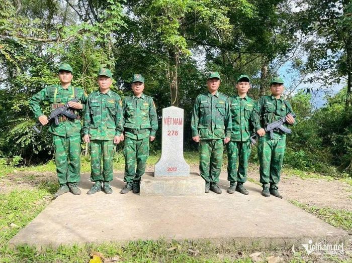 Cán bộ, chiến sĩ Bộ đội Biên phòng tỉnh Thanh Hóa tuần tra bảo vệ biên giới.