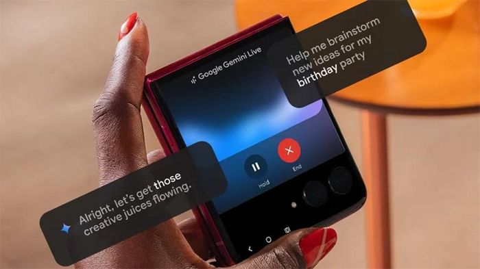 Motorola Razr Ultra (2025) mang đến cấu hình mạnh với thiết kế điện thoại gập vỏ sò. Ảnh: Motorola