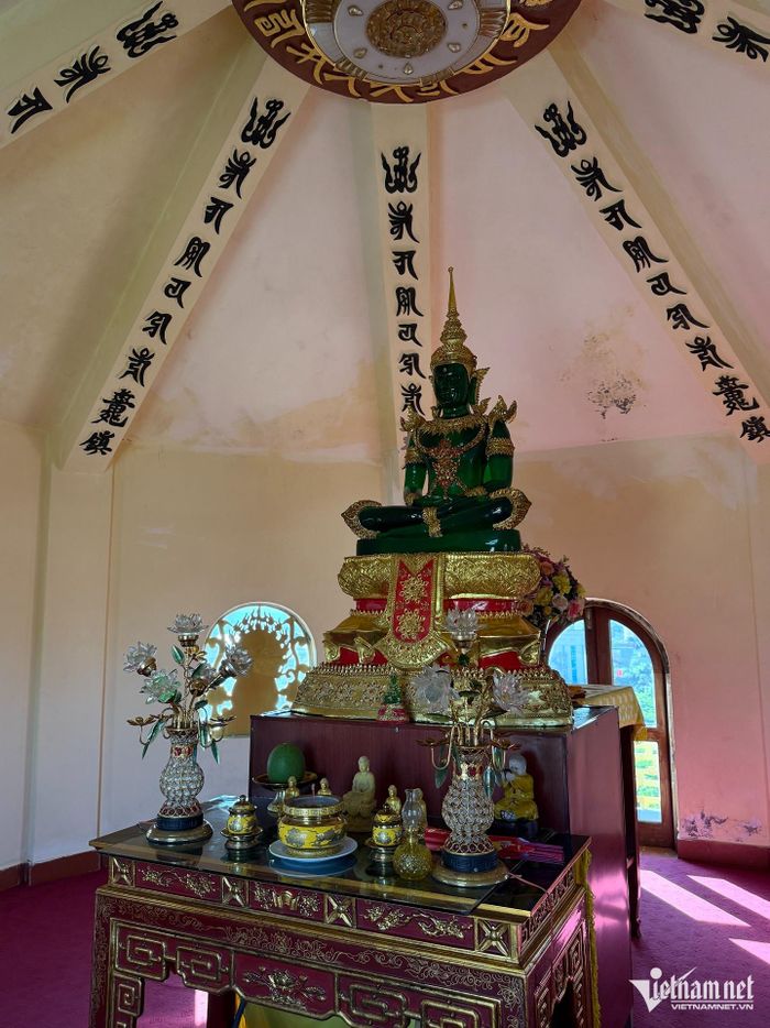 Bức tượng Phật theo truyền thống Nam tông được thỉnh trực tiếp từ Myanmar.