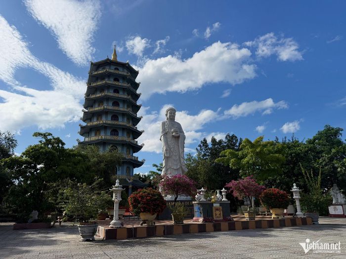 Phía trước Bảo tháp là bức tượng Phật A Di Đà bằng đá nguyên khối.