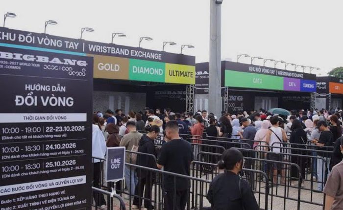 Hàng nghìn người kéo đến khu vực đổi vé (vòng tay) tại sân vận động Mỹ Đình. 