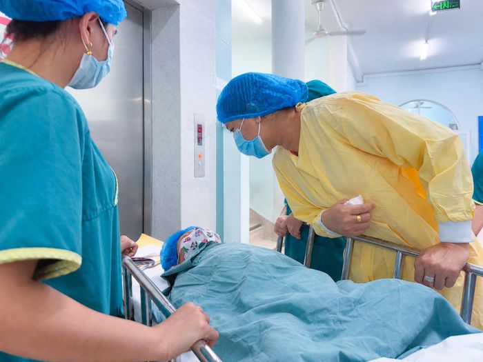 Người nhà động viên bé trai 7 tuổi trước khi bé vào phòng ghép thận ở Bệnh viện Nhi đồng 2 TPHCM, tháng 7/2026. Ảnh: BVCC 