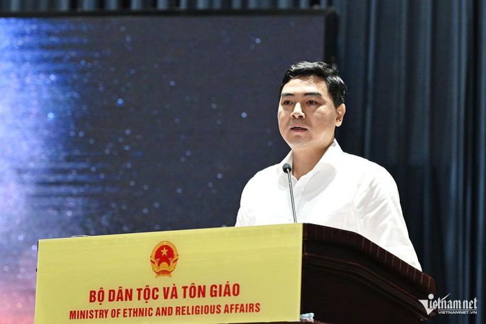 Phó Bí thư Thường trực Đảng ủy Bộ Dân tộc và Tôn giáo, Thứ trưởng Thường trực Nguyễn Hoài Anh truyền đạt các chuyên đề tại Hội nghị