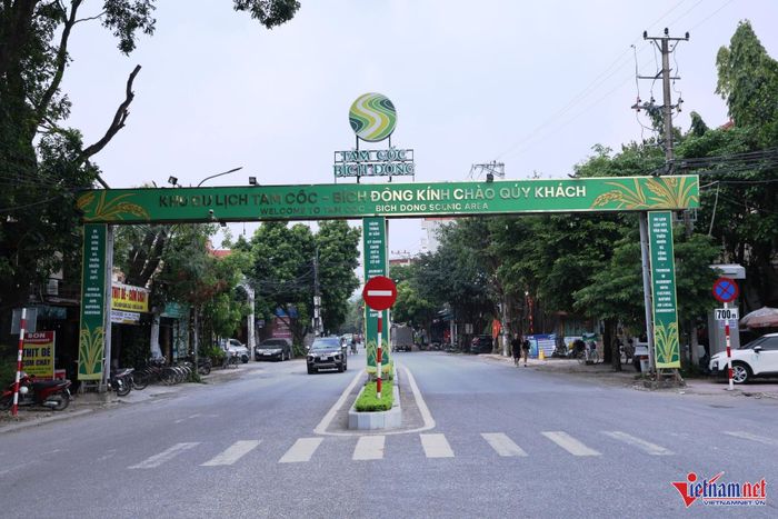 Hàng trăm hộ kinh doanh dọc 2 bên đường Khu du lịch Tam Cốc-Bích Động tự ý đặt tên, sử dụng biển hiệu, quảng cáo bằng tiếng nước ngoài.