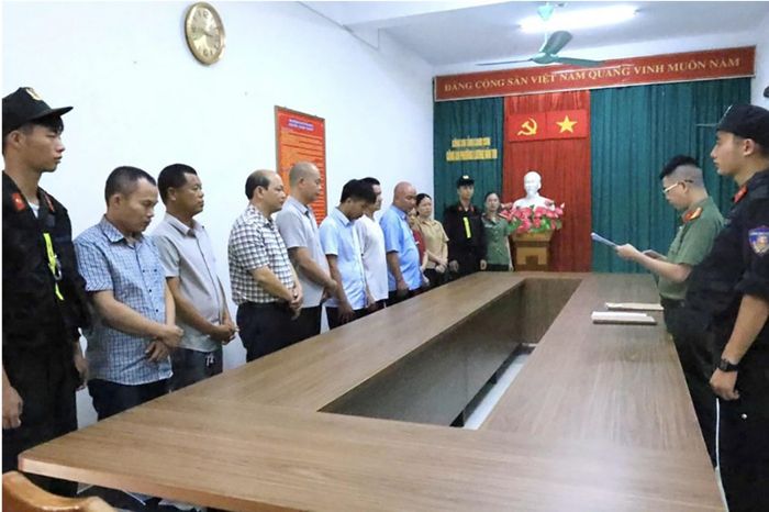 Công an tỉnh Lạng Sơn thi hành quyết định khởi tố bị can, lệnh bắt bị can để tạm giam đối với các đối tượng hồi tháng 7/2026. Ảnh: Công an tỉnh Lạng Sơn