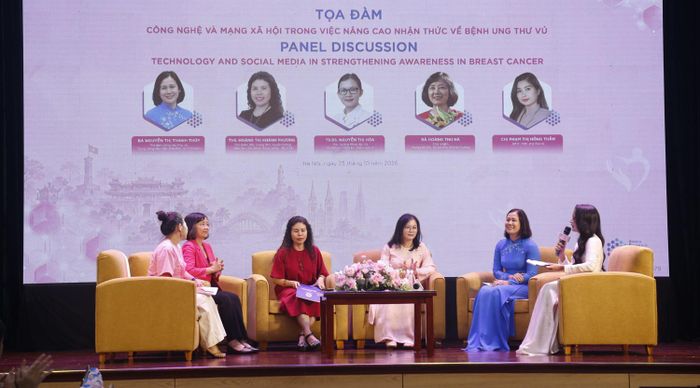 Các đại biểu tham gia tọa đàm Công nghệ và mạng xã hội trong việc nâng cao nhận thức về bệnh ung thư vú. Ảnh: PNVN