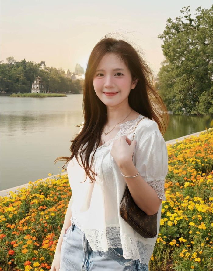 Diễn viên Ngọc Huyền như nàng thơ bên Hồ Gươm, Hà Nội.