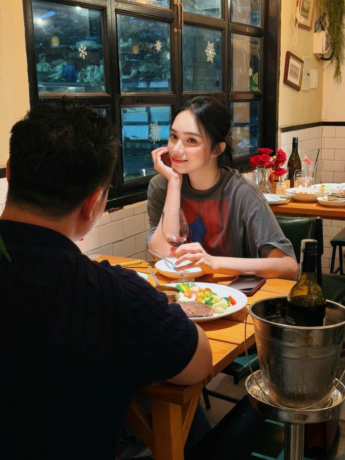 Ca sĩ Hương Giang mặc giản dị đi ăn với bạn.