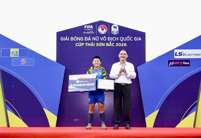 Bích Thùy nhận giải Cầu thủ ghi bàn nhiều nhất ở giải bóng đá nữ QG 2026