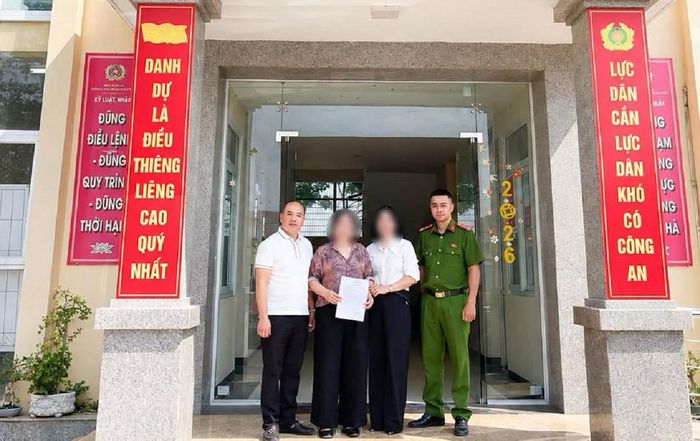 Cơ quan công an hỗ trợ trả lại tài sản cho người chuyển nhầm. Ảnh: CACC