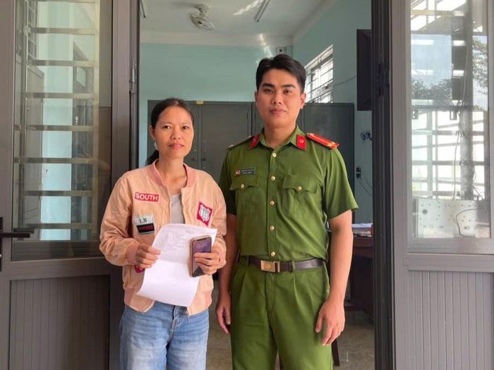Công an xã Đình Cương hỗ trợ chị Vân hoàn trả 450 triệu đồng do người khác chuyển nhầm vào tài khoản. Ảnh: C.A