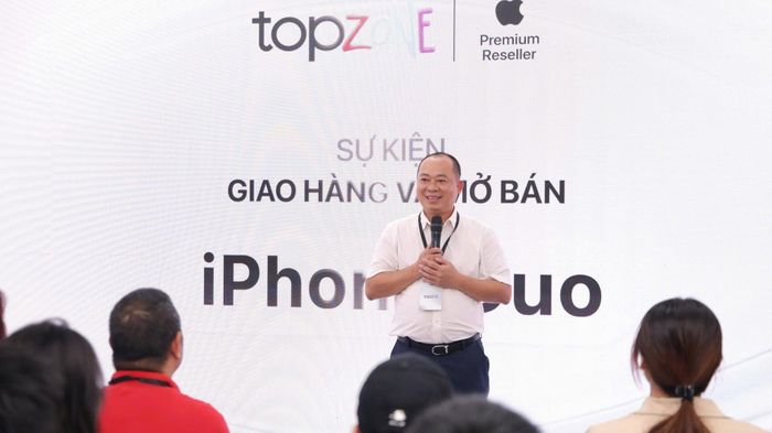 Ông Đoàn Văn Hiểu Em - CEO Điện Máy Xanh công bố giây phút ra mắt và bàn giao iPhone Duo
