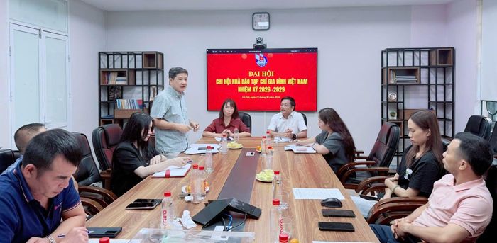 Tiến sĩ Đinh Huy Dương - Phó Chủ tịch Hội Kế hoạch hóa Gia đình Việt Nam phát biểu tại Đại hội.