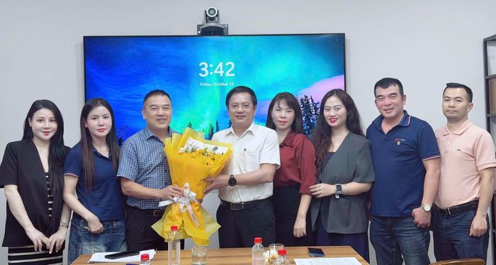 Đại diện Ban Biên tập Tạp chí Gia đình Việt Nam tặng hoa chúc mừng các đồng chí được Đại hội bầu vào Ban Thư ký Chi hội Nhà báo Tạp chí Gia đình Việt Nam nhiệm kỳ 2026- 2029.