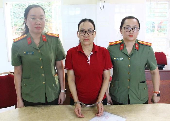 Cơ quan An ninh điều tra Công an tỉnh thi hành Lệnh bắt bị can để tạm giam đối với Đàm Thị Tươi.