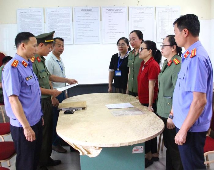 Kiểm sát viên VKSND tỉnh Sơn La kiểm sát việc thi hành các quyết định tố tụng đối với Đàm Thị Tươi (áo đỏ).
