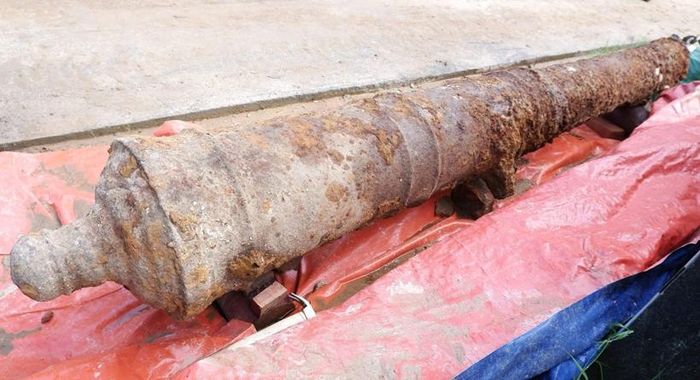 Hiện vật có chiều dài 2,95m, đường kính đáy 40cm.
