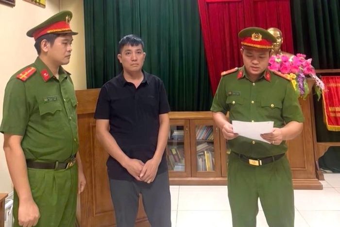 Cơ quan CSĐT Công an tỉnh Phú Thọ tống đạt Quyết định khởi tố bị can Trần Văn Thành.