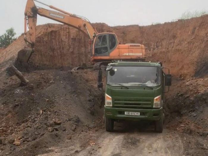 Hình ảnh doanh nghiệp khai thác đất trái phép.