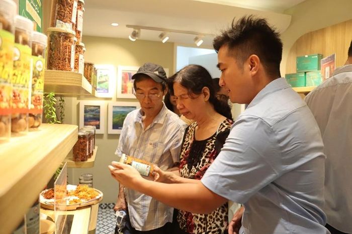 Người dân Thủ đô tìm hiểu sản phẩm của các địa phương giới thiệu tại chương trình.