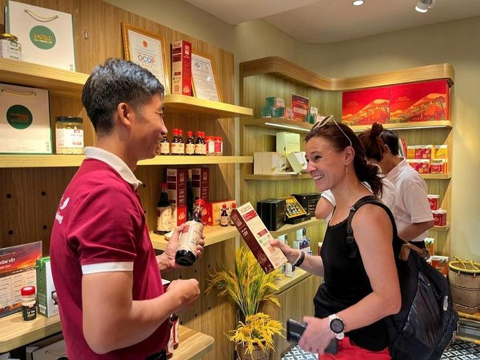 Những sản phẩm truyền thống như nước mắm đã thu hút được du khách nươc ngoài.