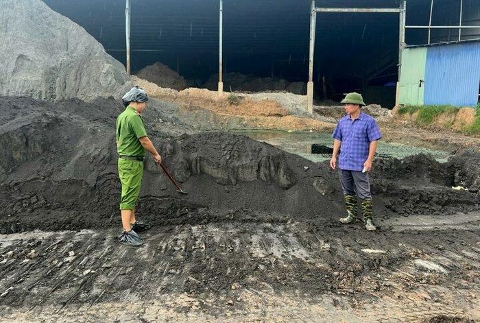  Hiện trường hàng tấn chất thải rắn bị chôn lấp trái phép. Ảnh: BCA