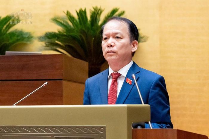 Bộ trưởng Bộ Tư pháp Hoàng Thanh Tùng trình bày Tờ trình. Ảnh: CTTĐT Quốc hội