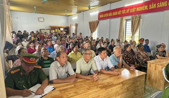 Đông đảo bà con Nhân dân xã Cát Thịnh đến tham dự.