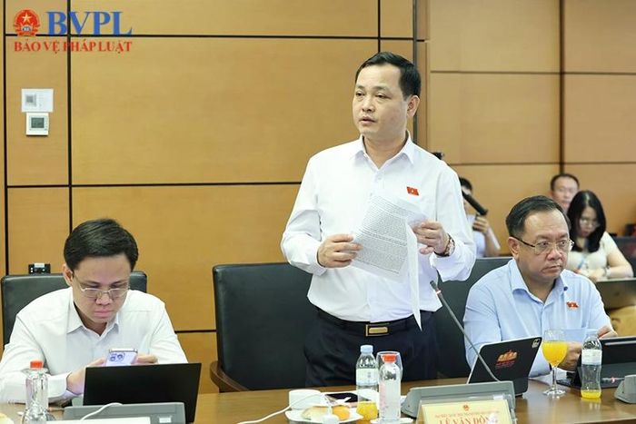 Đồng chí Lê Văn Đông, Đại biểu Quốc hội, Viện trưởng VKSND TP Hồ Chí Minh phát biểu góp ý Dự án Luật Văn bản quy phạm pháp luật tại phiên họp Tổ sáng ngày 23/10/2026.